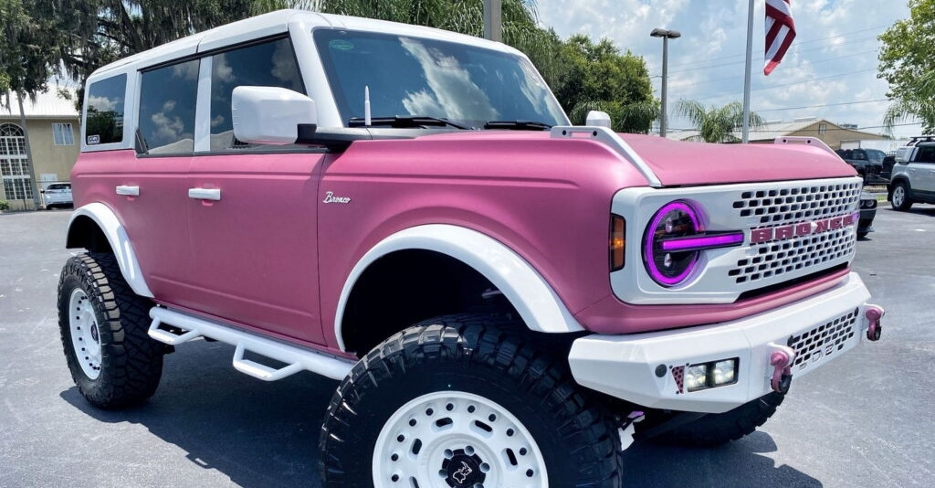 Ford Bronco สายลุยปรับลุคใหม่ด้วยสีชมพูหวาน