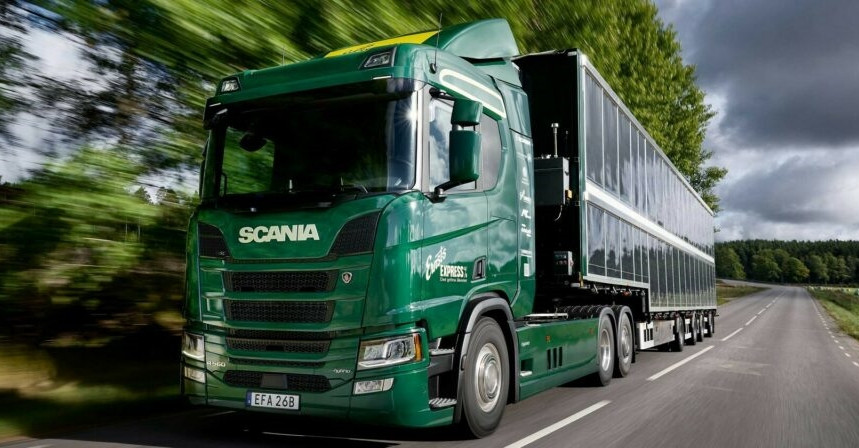 รถพ่วง Scania พลังงานแสงอาทิตย์วิ่งไกลวันแดดสดใส
