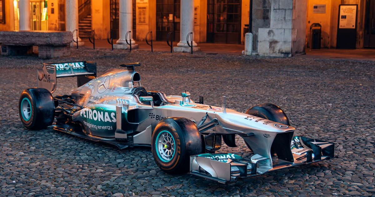 รถแข่ง F1 ของแชมป์โลก 7 สมัย Lewis Hamilton ถูกประมูลไปด้วยสถิติสูงสุดที่ 662 ล้านบาท