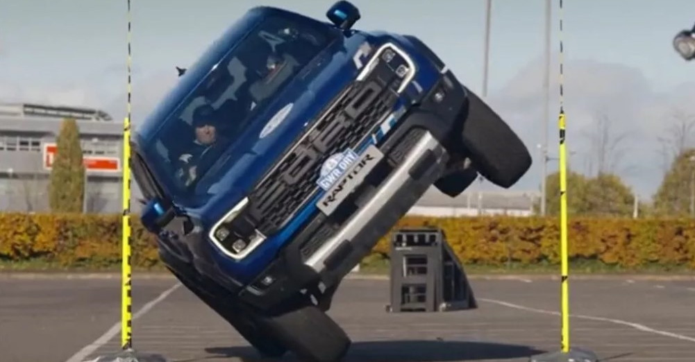 รถกระบะ Ford Ranger Raptor ท้าสิถิตโลกวิ่ง 2 ล้อ