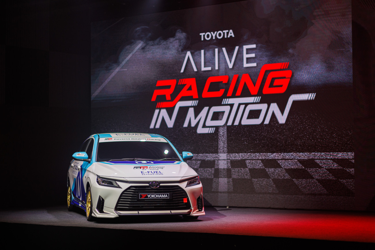 แฟนคลับฟิน! กระทบไหล่ ป๊ายปาย โอริโอ ดารานักแข่งคนใหม่  ในกิจกรรม Toyota ALIVE Racing in Motion