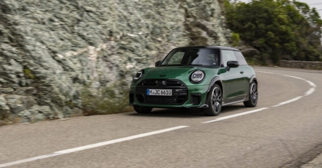 MINI Cooper S สปอร์ตกว่าด้านสไตล์กับ John Cooper Works (JCW)