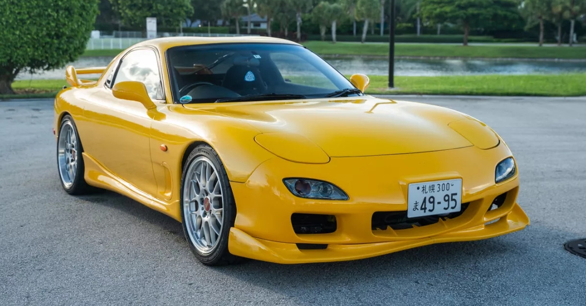 รถมือสอง Mazda RX-7 RS-R สีเหลืองซันเบิร์สต์ จากยุค 90 วิ่งเพียง 85,000 กม.