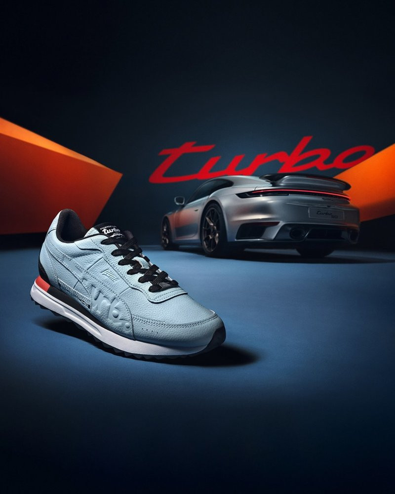 ปอร์เช่ ไลฟ์สไตล์ กรุ๊ป (Porsche Lifestyle Group) ร่วมกับ พูม่า (Puma) เปิดตัวรองเท้าผ้าใบลิมิเต็ด    เอดิชันรุ่นฉลองครบรอบ 50 ปี ปอร์เช่ 911 เทอร์โบ