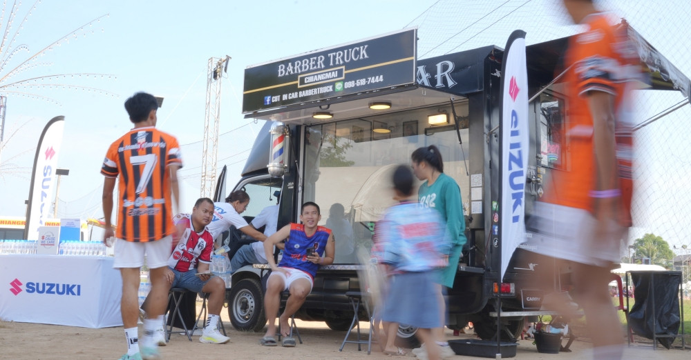 SUZUKI ผนึกกำลังพันธมิตร ส่ง CARRY FOOD TRUCK และ BABER TRUCK ลงพื้นที่ช่วยประชาชนหลังน้ำท่วม จ.เชียงราย 