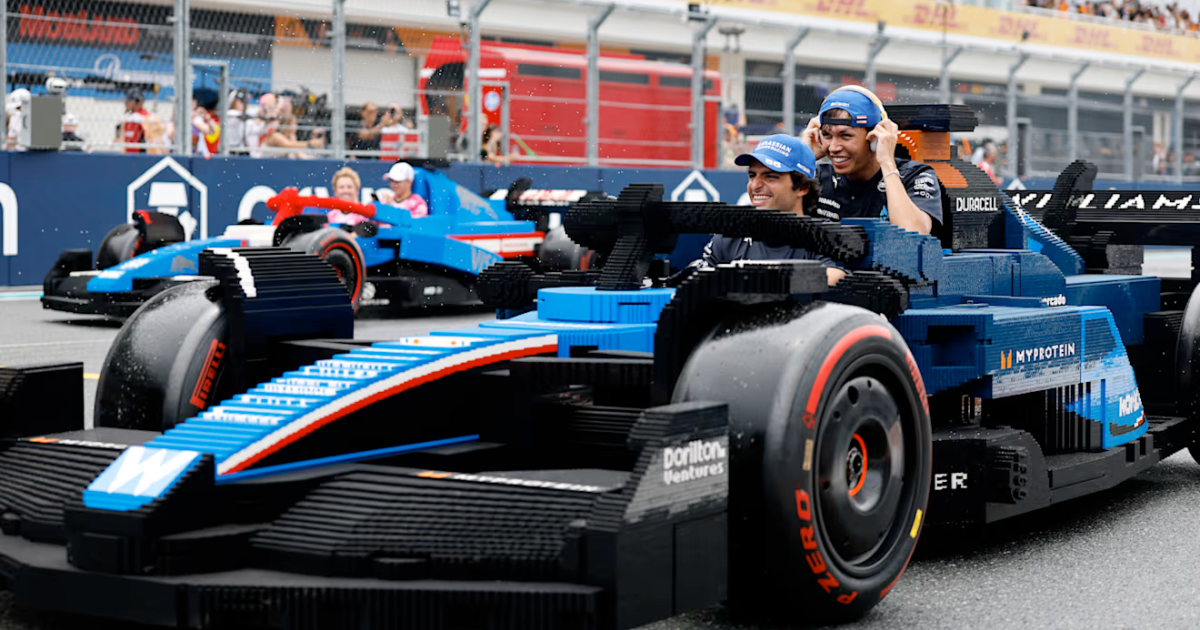 ไอเดียบรรเจิด! นักขับ F1 ซิ่งรถ LEGO ขนาดยักษ์ แทนรถขบวนพาเหรดในงาน Miami Grand Prix