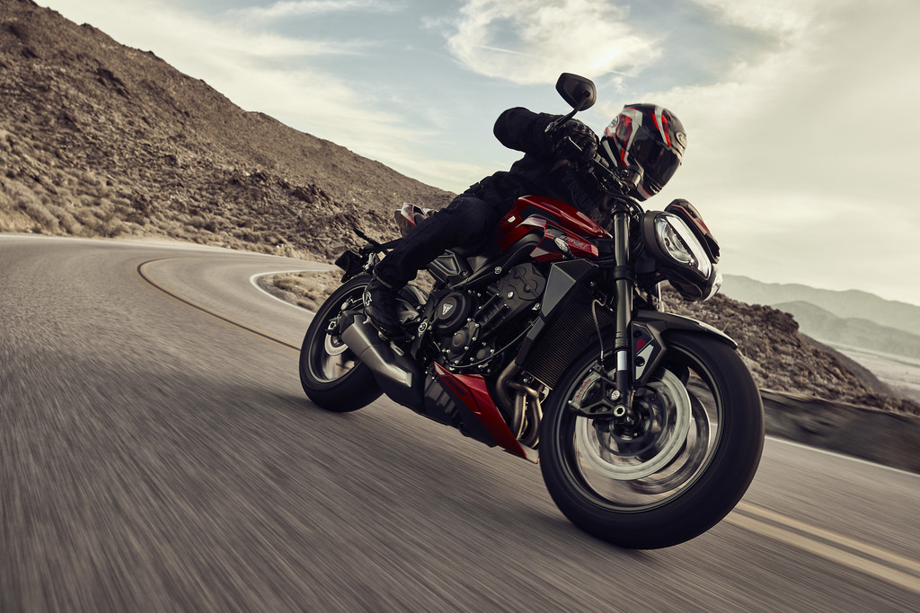 เจาะลึกขุมพลังสามสูบต้นแบบเครื่องยนต์ในสนามแข่ง Moto2™ กับ “Street Triple 765 RS” สปอร์ตเน็กเก็ตไบค์สายพันธุ์แท้ของนักสู้จากไทรอัมพ์