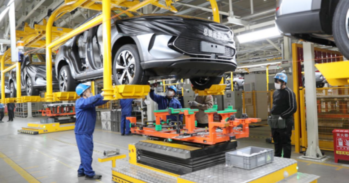 BYD เจอมรสุมอีกระลอก! ถูกแฉบังคับพนักงานทำโอทีโดยไม่จ่ายค่าตอบแทน ฐานเงินเดือนเริ่มต้นเพียง 2,500 หยวนในจีน