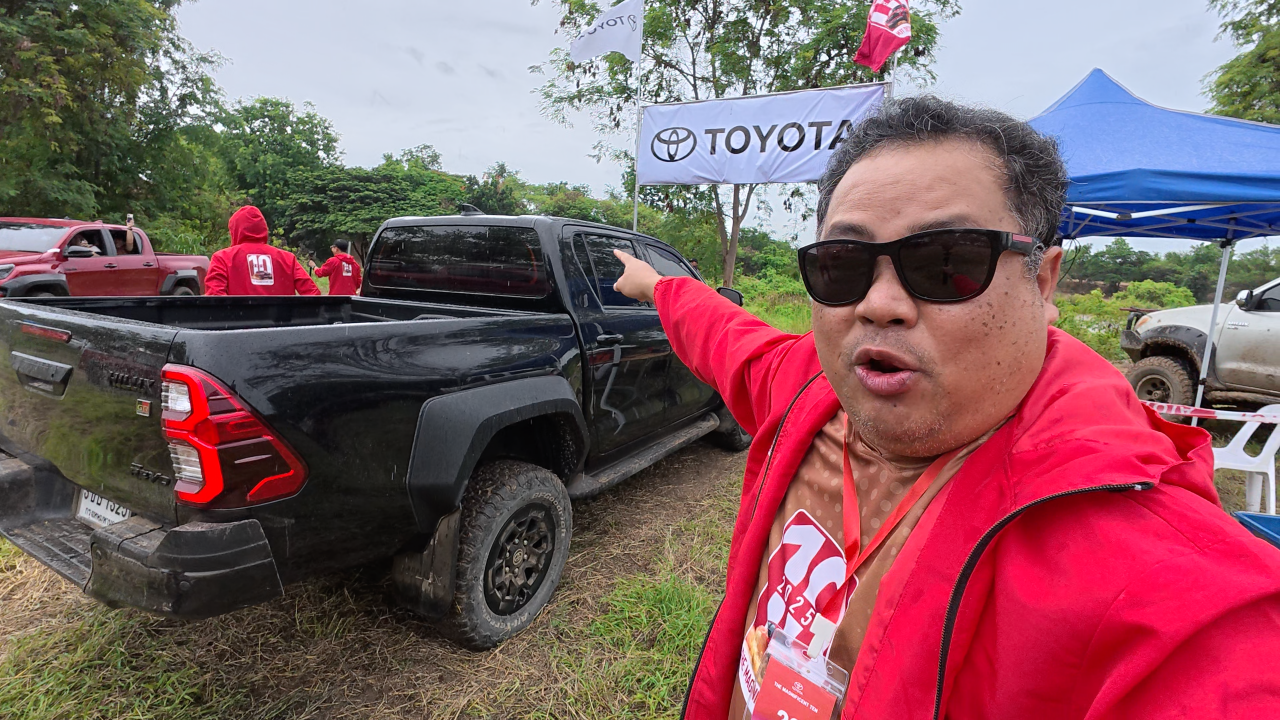 คลิปนั่ง Hot Lap แบบ Off-Road ในงาน Toyota Hilux Revo 10 เซียนประจัญบาน