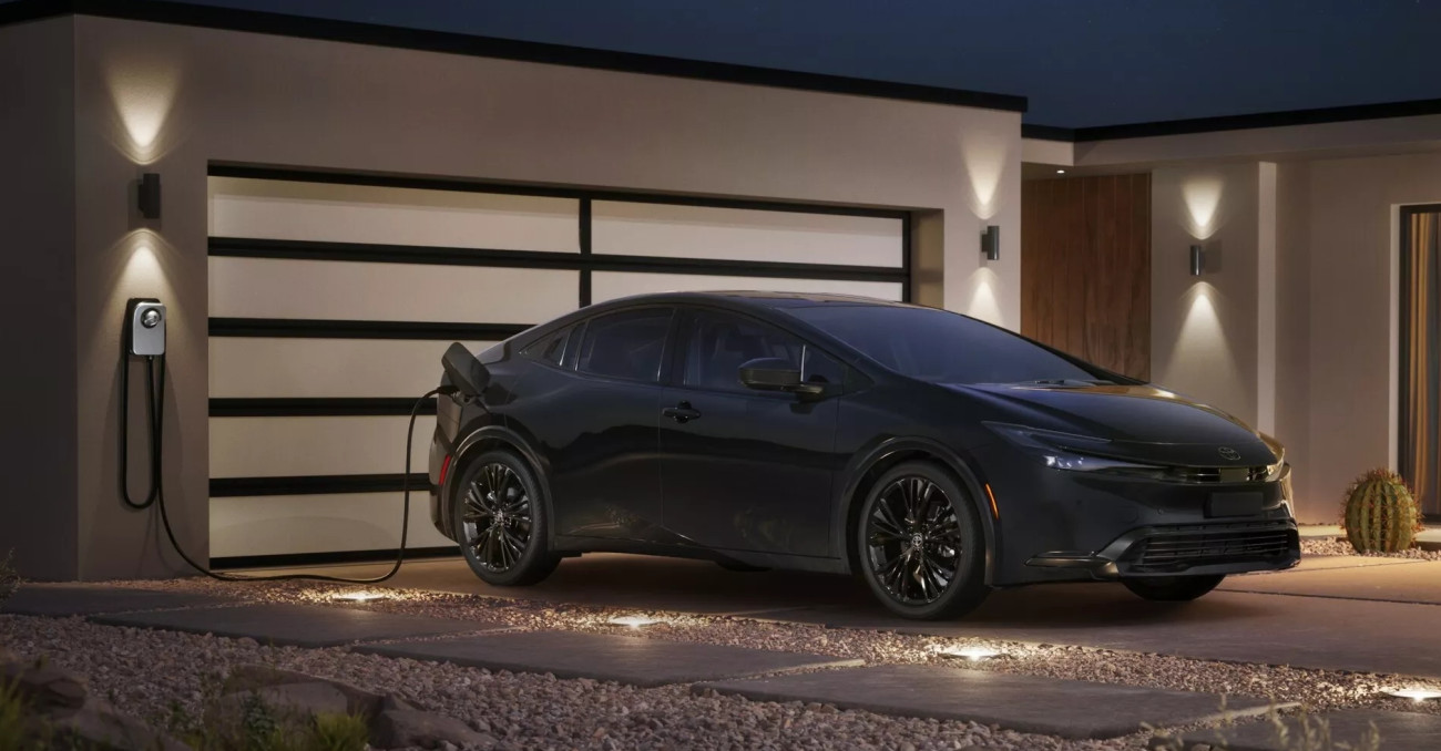 Toyota Prius ครบรอบ 25 ปีในสหรัฐฯ พร้อมขึ้นราคาเล็กน้อยและรุ่นพิเศษ Nightshade