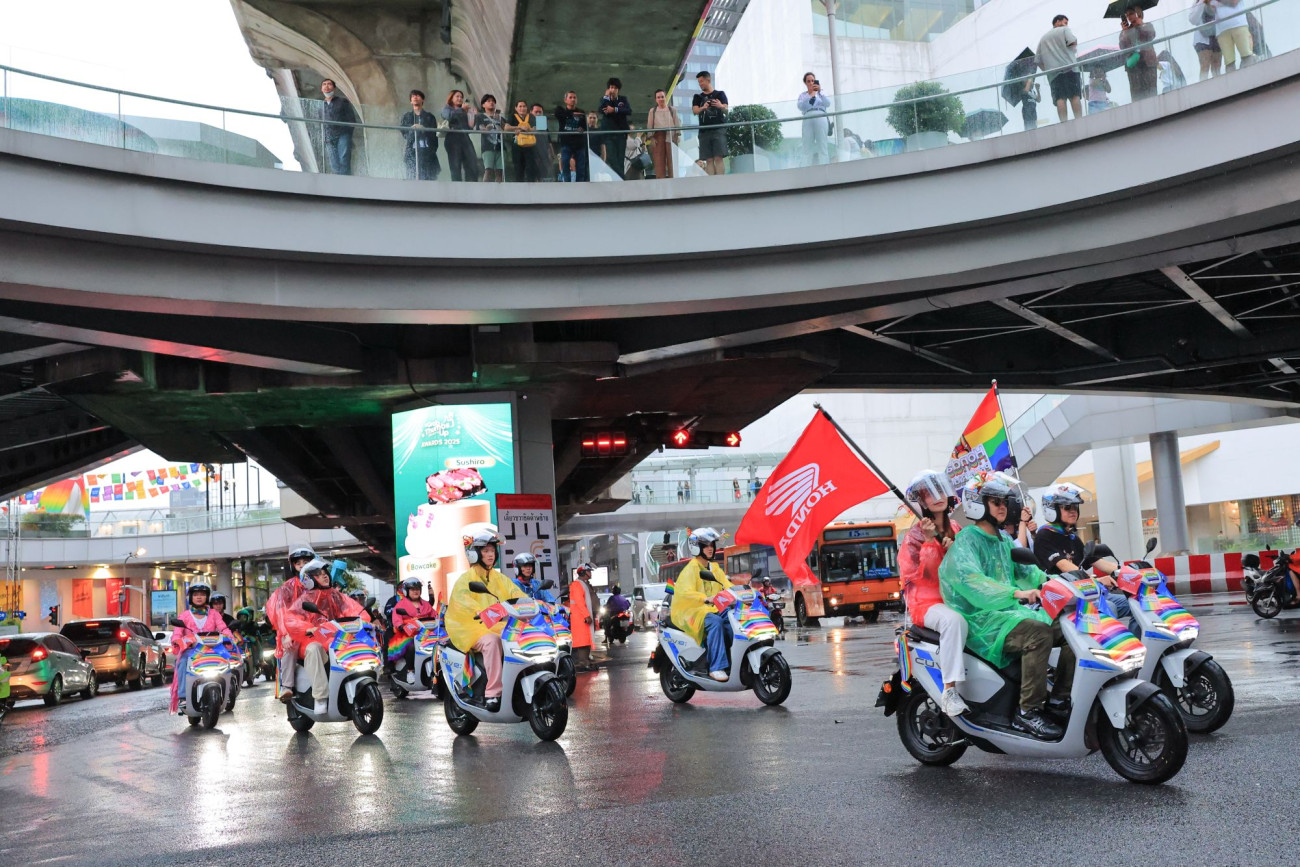 ไทยฮอนด้า โชว์สปิริตขนทัพรถจักรยานยนต์ไฟฟ้า ร่วมขบวน  ‘LOVE PRIDE PARADE BANGKOK 2025’ ส่งพลังความไพรด์ท่ามกลางสายฝน