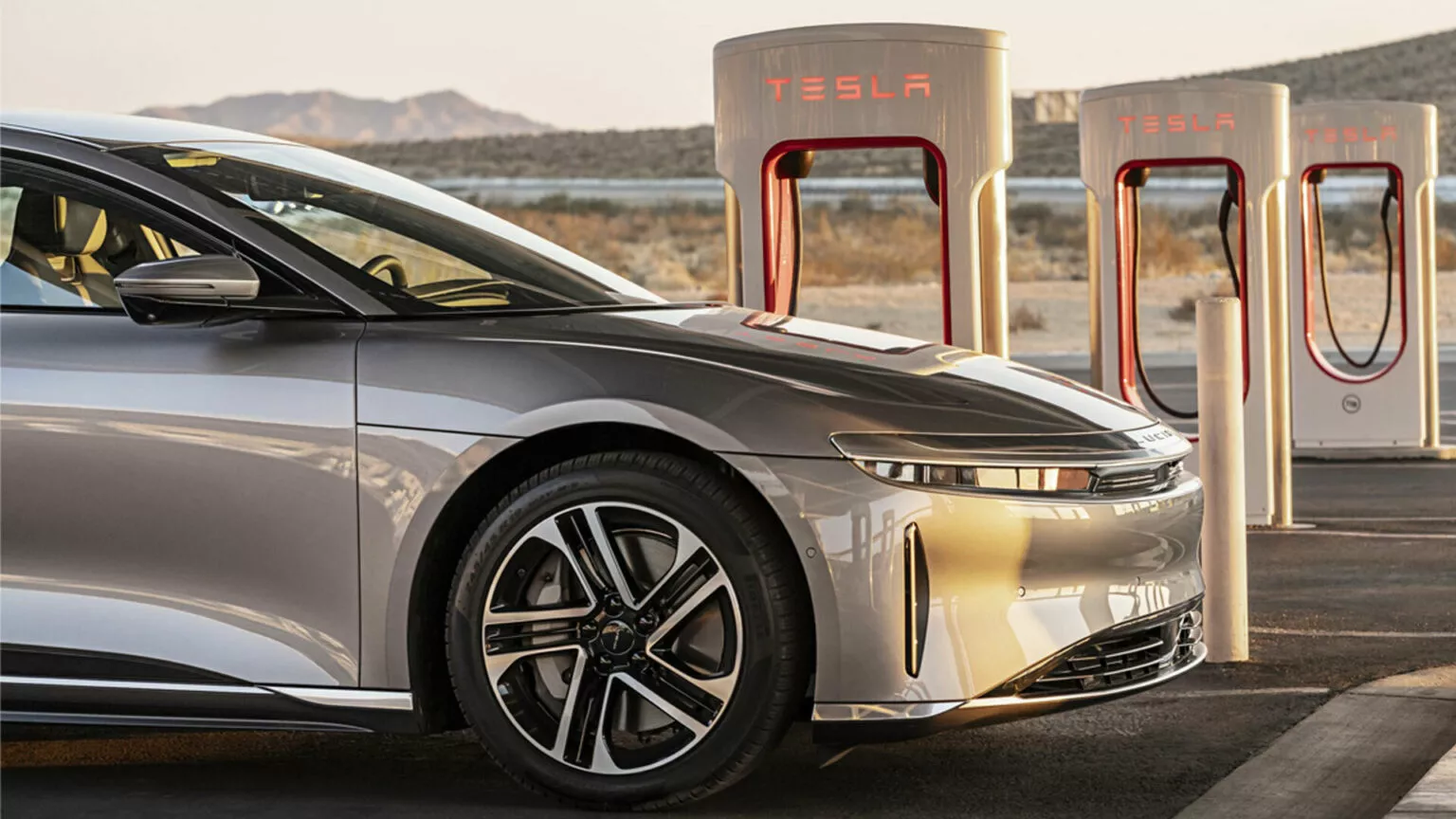 Lucid Air อัปเกรดใหม่ปี 2026 เพิ่มฟีเจอร์ “เสียบชาร์จ Supercharger ได้” แต่แทบไม่คุ้มใช้