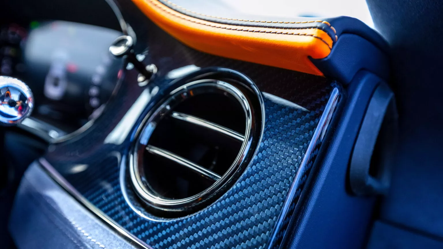 Bentley เปิดตัวชุดตกแต่งใหม่สุดหรู เพิ่มทางเลือกทองคำ 18K และผ้าทวีด สำหรับลูกค้าที่พร้อมจ่าย