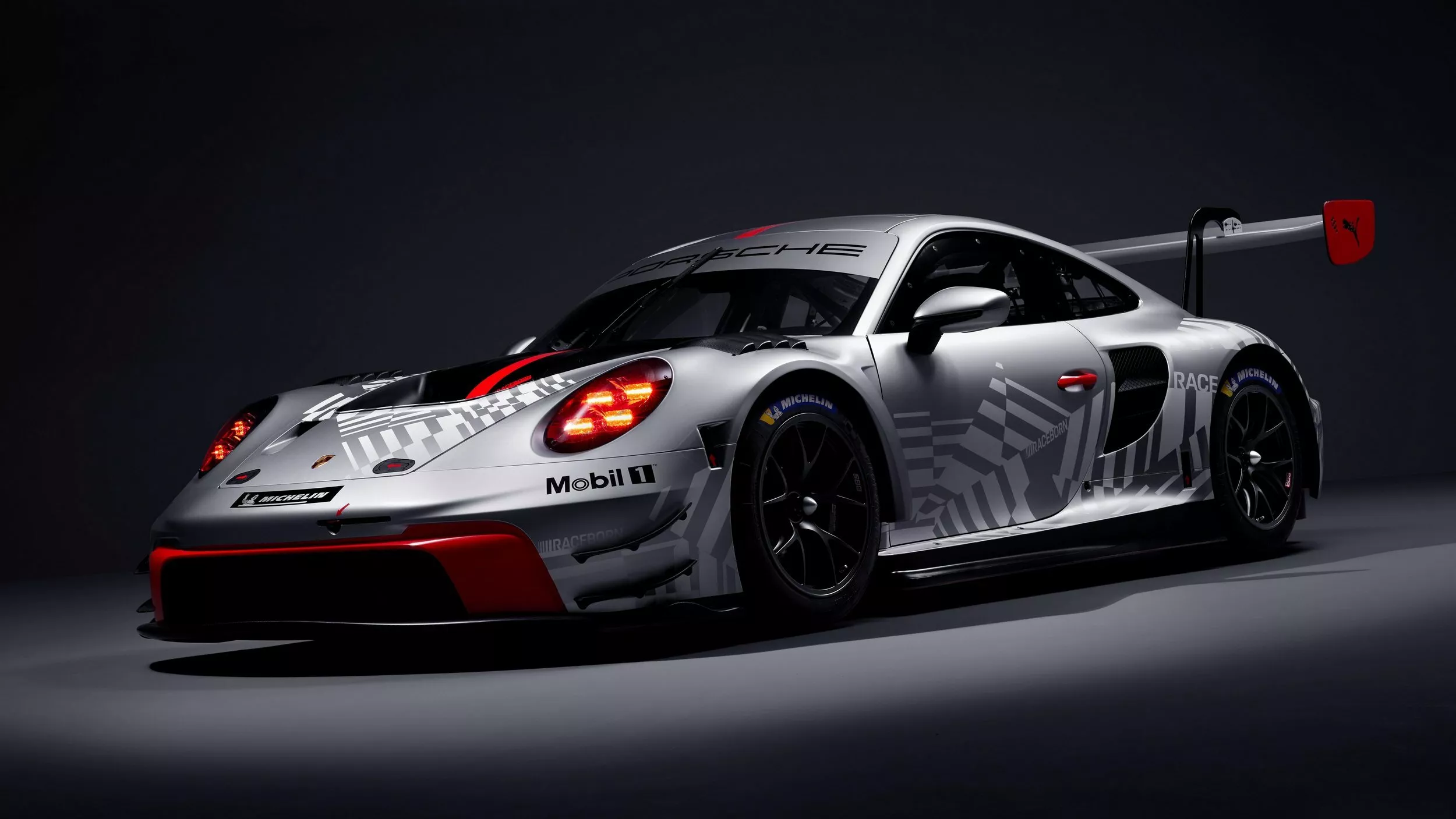Porsche เปิดตัว 911 รุ่นแข่งใหม่ พร้อมเทคโนโลยีสุดล้ำในรูปลักษณ์ที่คุ้นเคย