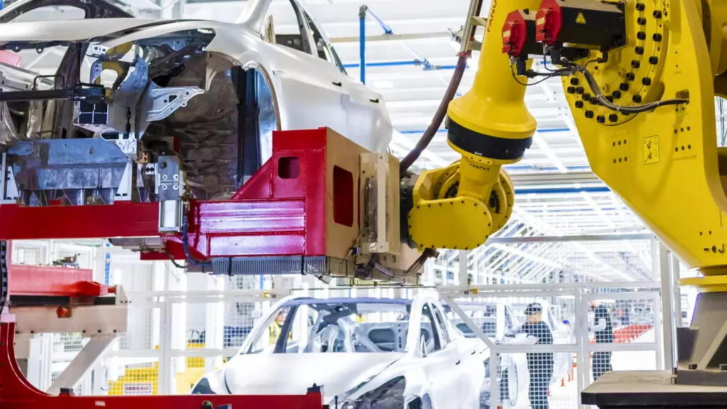 Tesla ถูกฟ้องฐานจ้างแรงงานต่างชาติแทนแรงงานอเมริกันเพื่อลดต้นทุน
