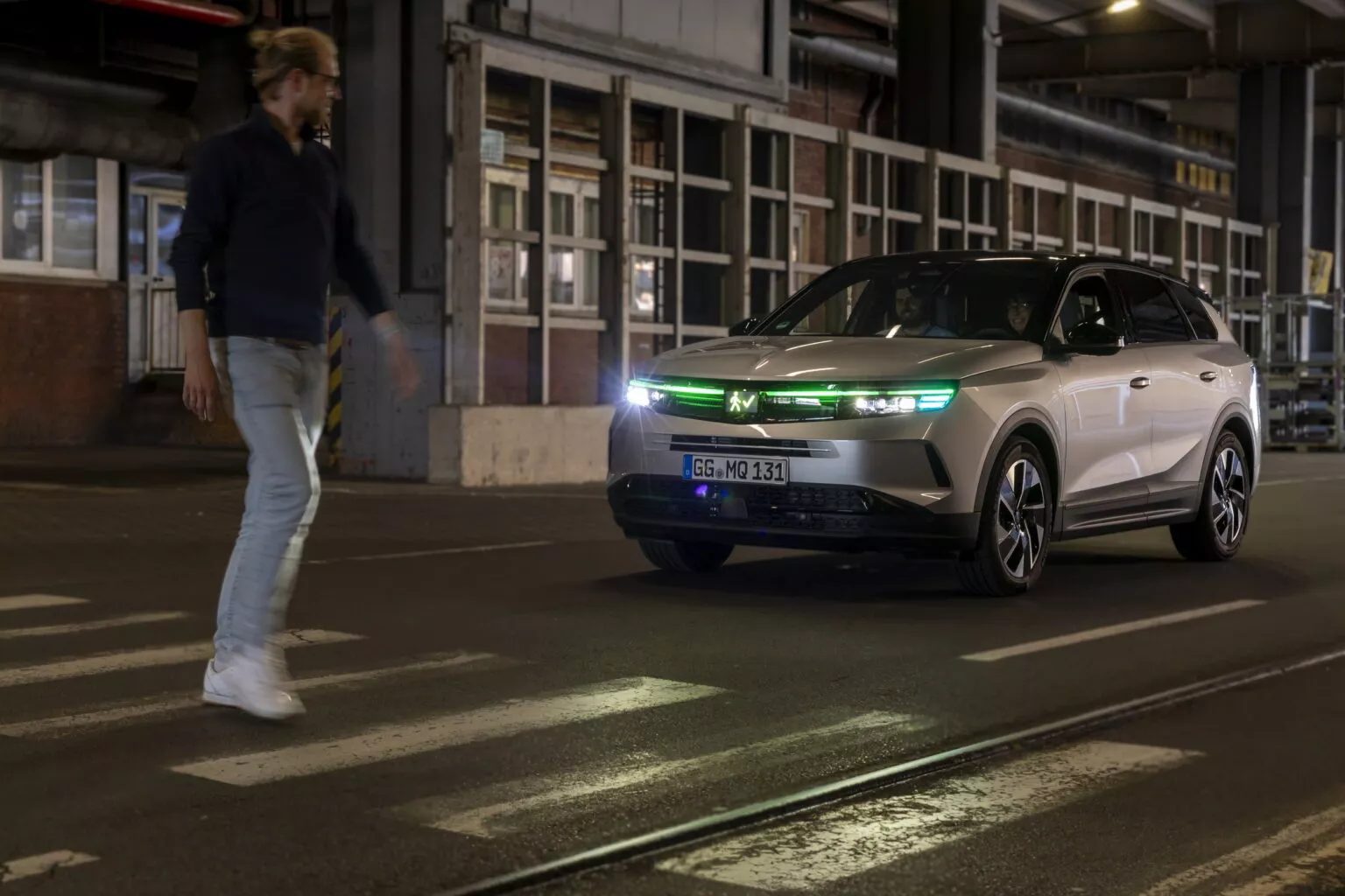 Opel เผยโฉม SUV ต้นแบบไร้โลโก้ เปลี่ยนเป็นไฟสื่อสารอัจฉริยะเพื่อความปลอดภัยของคนเดินถนน