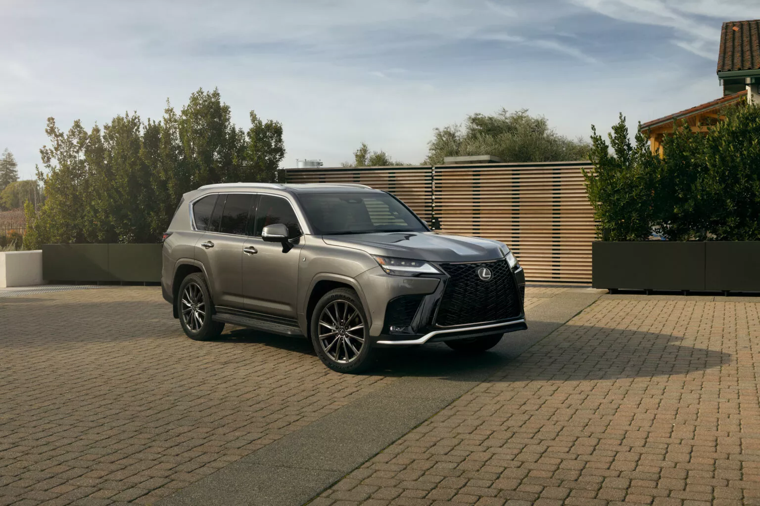 Lexus LX รุ่นปี 2026 เพิ่มความสปอร์ตอีกขั้นด้วยแพ็กเกจ F Sport Appearance ใหม่