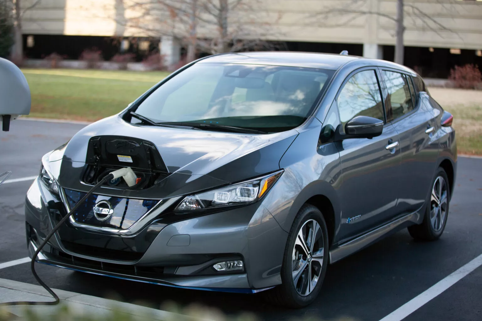 Nissan เรียกคืน Leaf กว่า 20,000 คัน เหตุแบตเตอรี่เสี่ยงไฟไหม้จากการชาร์จเร็ว