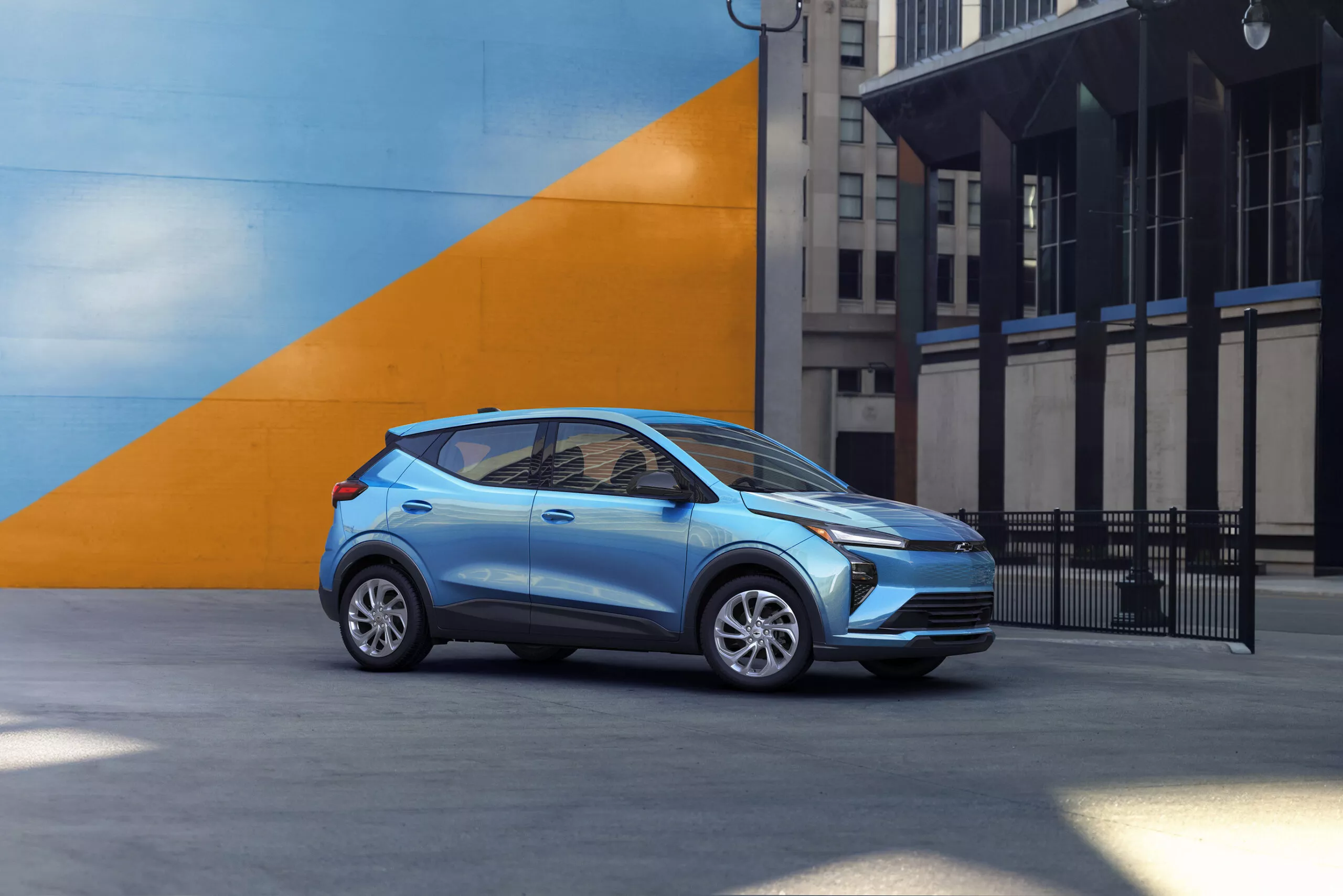 Chevy Bolt 2027 คัมแบ็กอย่างเป็นทางการ วิ่งไกลขึ้นแต่ราคาแรงกว่าคู่แข่งอย่าง Nissan Leaf หลายพันเหรียญ
