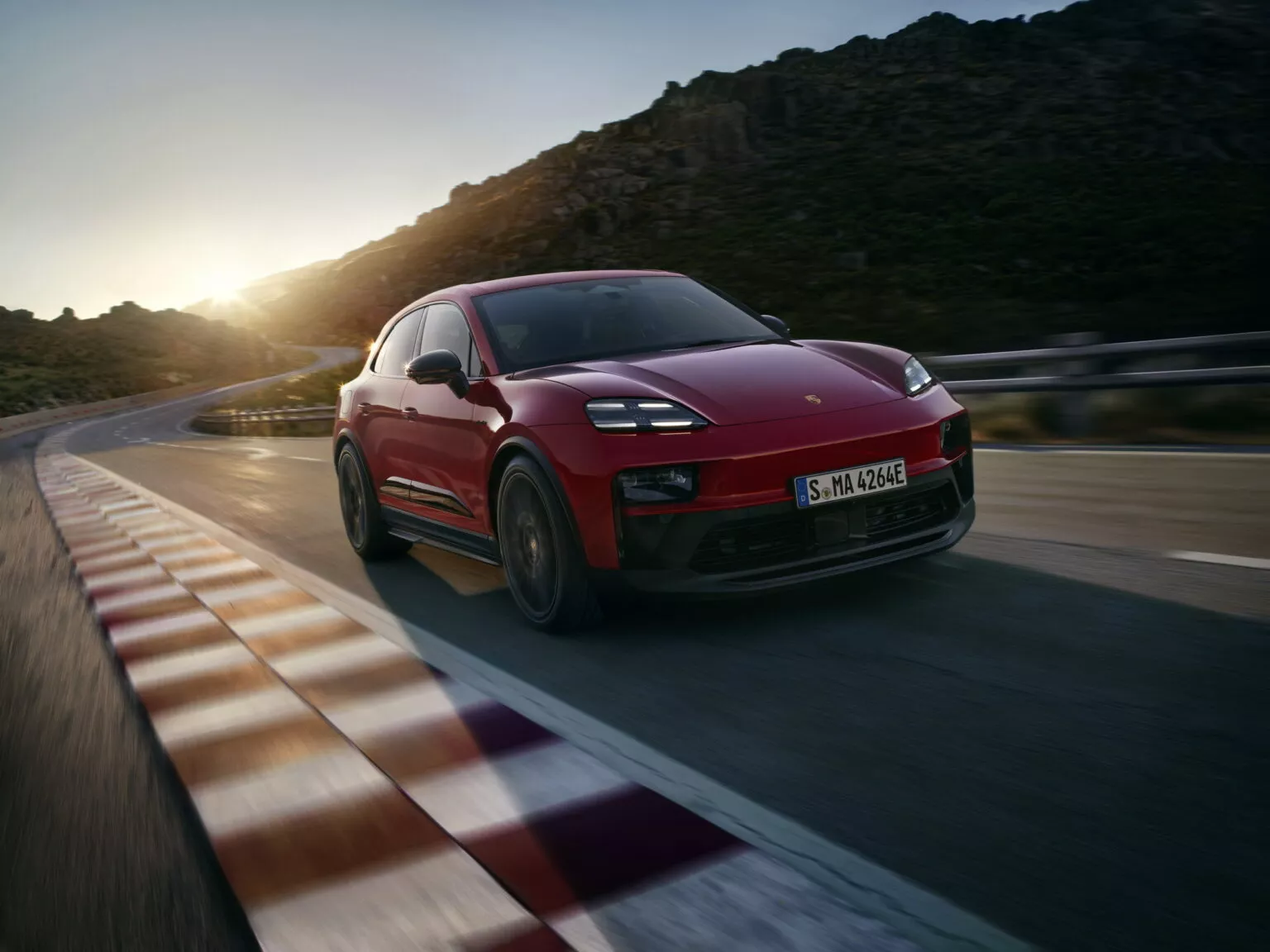 Porsche Macan GTS ใหม่ รถไฟฟ้าที่ไม่ทิ้งหัวใจของคนรักการขับขี่