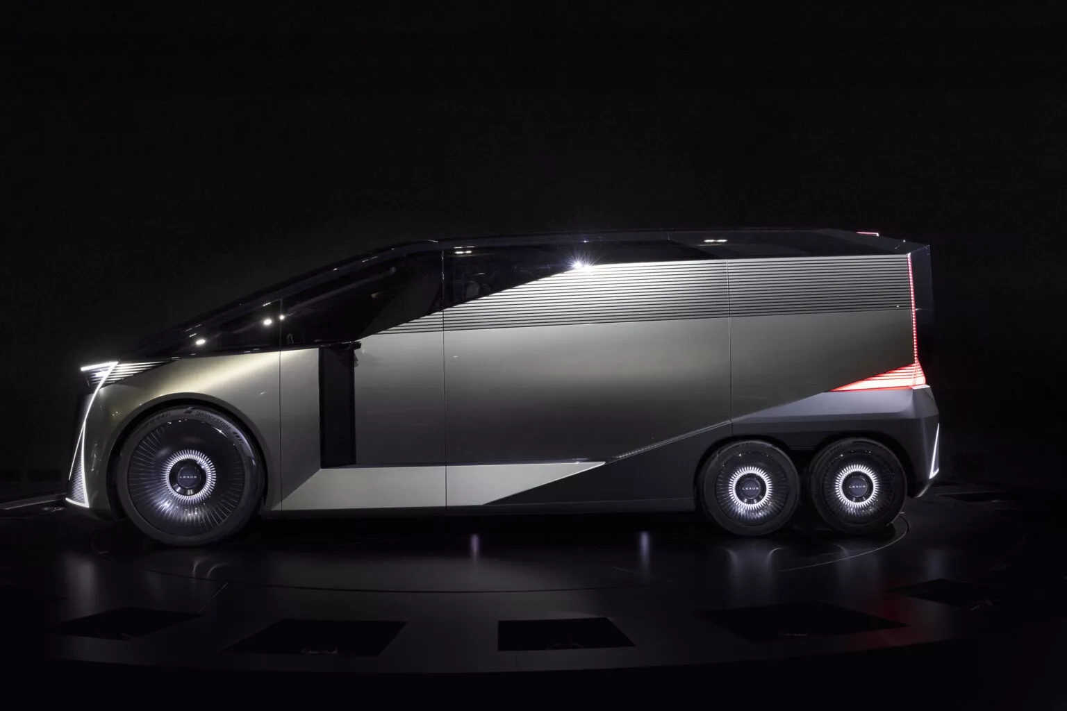 Lexus พลิกโฉมซีดานหรู LS สู่ยุคใหม่ เปิดตัวต้นแบบสุดล้ำ “LS Concept” มินิแวนหรู 6 ล้อ พร้อมอีกสองรุ่น LS Coupe และ LS Micro