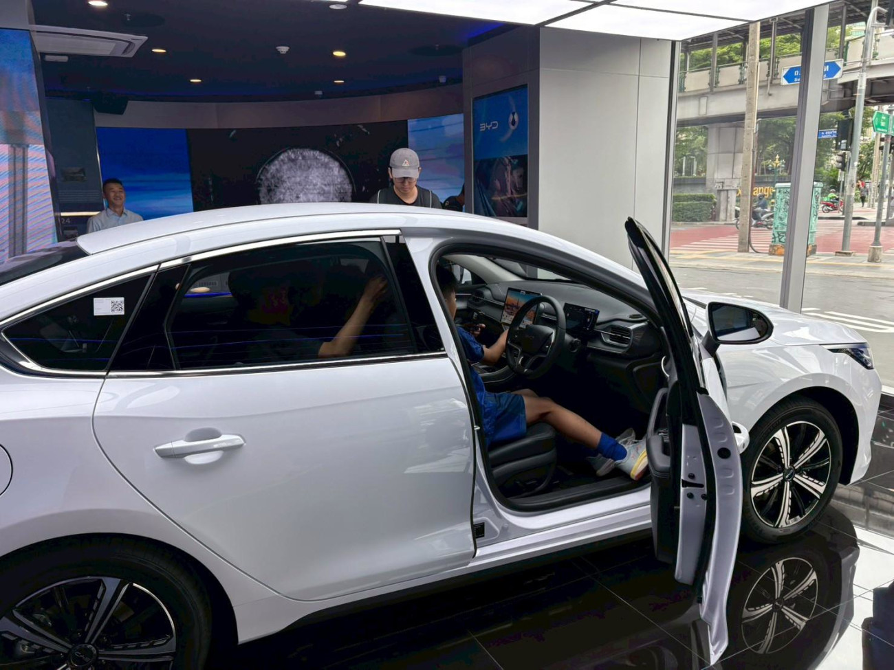 บีวายดี ประเทศไทย และ เรเว่ นำทีมฟุตบอลเยาวชนจีน เยี่ยมศูนย์ BYD Experience Store เรียนรู้นวัตกรรมยานยนต์พลังงานใหม่