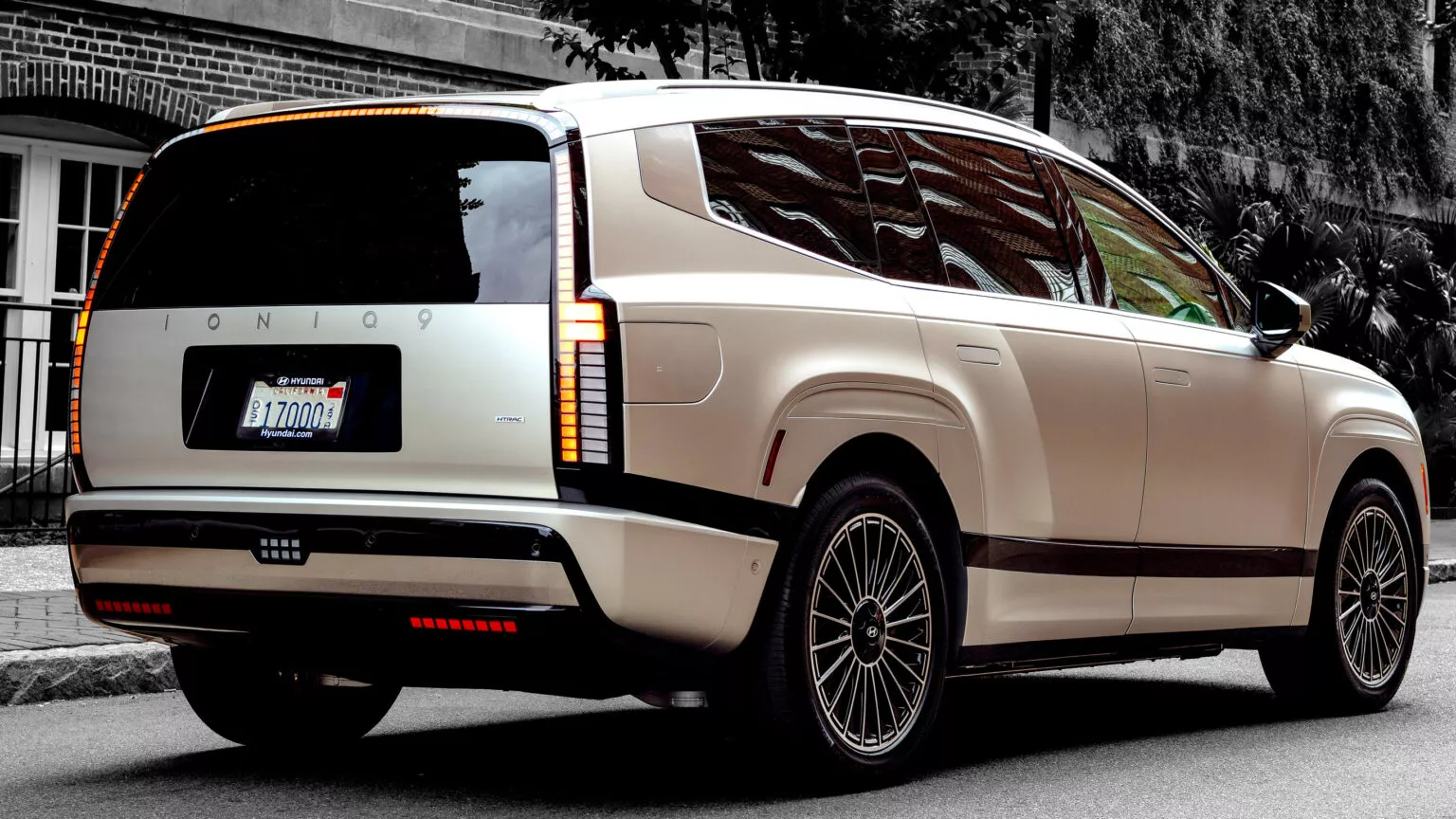 ยอดขายรถยนต์ไฟฟ้า Hyundai และ Kia ในสหรัฐฯ ร่วงหนัก หลังสิทธิ์ลดภาษี 7,500 ดอลลาร์ถูกยกเลิกทันที