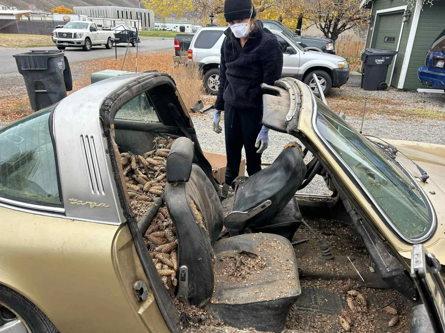 Porsche 911 Targa ปี 1970 ถูกทิ้งใต้กองสนนานกว่า 31 ปี ก่อนถูกนักสะสมใจรักชุบชีวิตอีกครั้ง