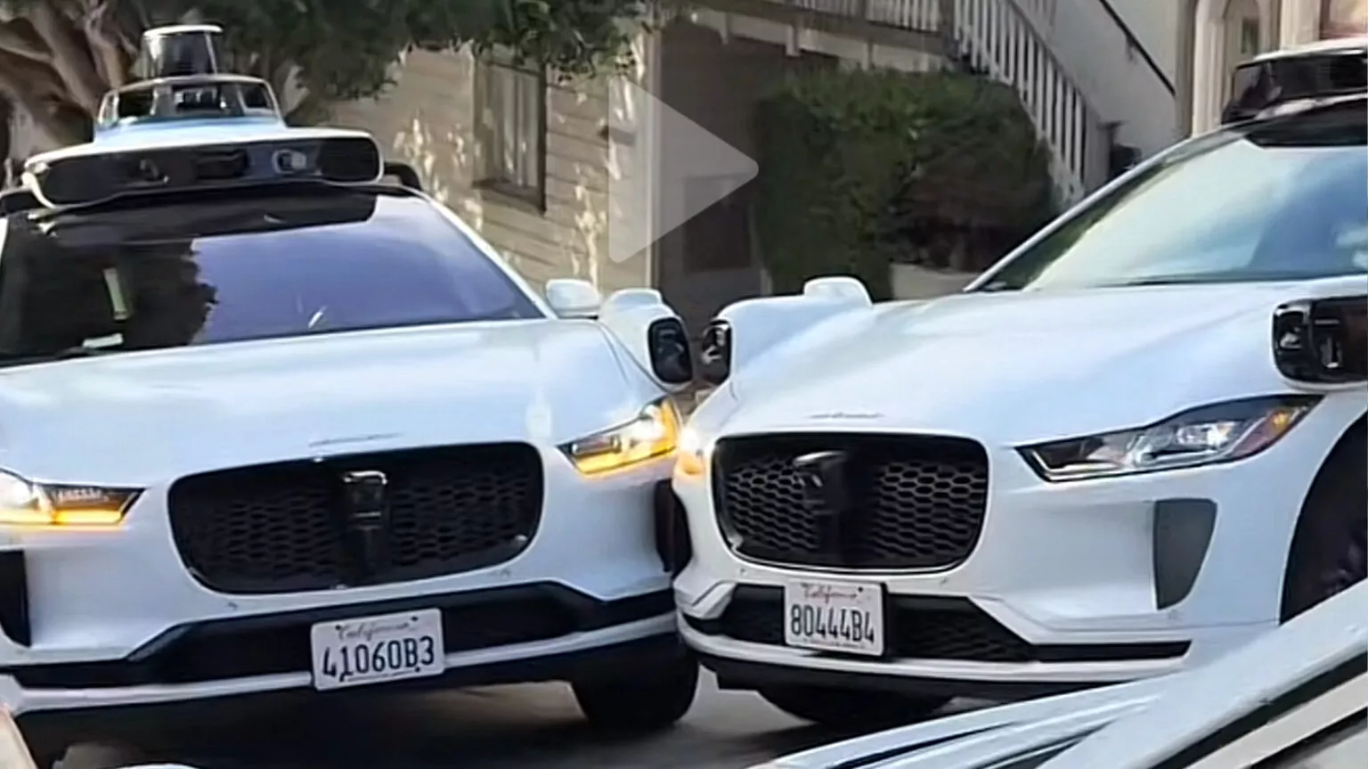 Waymo สามคันติดแหง็กกลางถนน มนุษย์ต้องมาช่วย