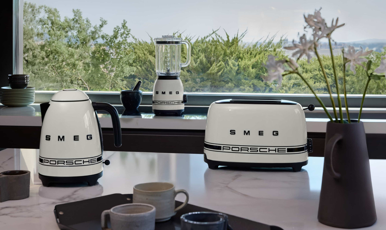 สัมผัสคอลเลกชันพิเศษ Porsche x SMEG จากไอคอนยนตรกรรมระดับตำนาน สู่ดีไซน์ไลฟ์สไตล์สุดพรีเมียมสำหรับบ้านของคุณ พร้อมให้เป็นเจ้าของก่อนใครที่โชว์รูม