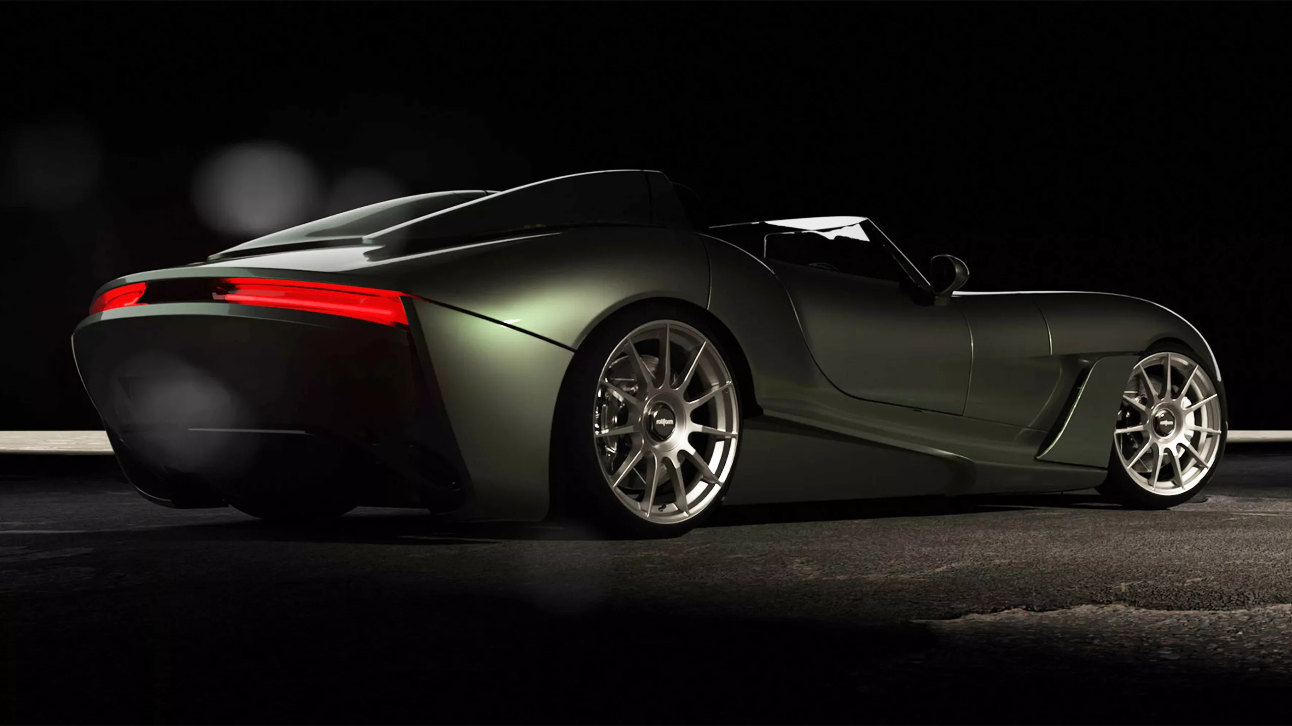  https://www.carscoops.com/2025/07/theres-an-aston-martin-hidden-beneath-this-british-speedster/   Larkin Feroxa สปอร์ตสเตอร์สายพันธุ์อังกฤษรุ่นลิมิเต็ด ที่ซ่อนขุมพลัง Aston Martin ไว้ใต้ฝากระโปรง  กระแสรถสปอร์ตผลิตจำนวนจำกัดที่สร้างขึ้นด้วยมือยังคงได้รับความนิยมอย่างต่อเนื่อง ล่าสุดจากประเทศอังกฤษคือ Larkin Feroxa รถสปอร์ตสเตอร์ที่เพิ่งเผยโฉมในฐานะต้นแบบที่งาน Goodwood Festival of Speed และจะผลิตเพียง 10 คันเท่านั้นทั่วโลก ผลงานชิ้นนี้เป็นของวิศวกรชาวอังกฤษ Douglas Larkin ผู้ก่อตั้งบริษัท Capture Point ซึ่งเชี่ยวชาญด้านการสแกน 3 มิติและรีเวิร์สเอนจิเนียริ่ง แม้ภายนอกจะดูเหมือนรถที่พัฒนาขึ้นใหม่หมด แต่ความจริงแล้ว Feroxa มีพื้นฐานมาจาก Aston Martin Vantage รุ่นปี 2005–2018 การยึดแพลตฟอร์มของ Vantage มาใช้งานช่วยให้ไม่ต้องพัฒนาเครื่องยนต์ใหม่ โดย Feroxa ใช้ขุมพลัง V8 ขนาด 4.3 ลิตรแบบไร้ระบบอัดอากาศของ Aston Martin แต่ได้รับการปรับจูนเพิ่มกำลังอีก 40 แรงม้า รวมเป็น 420 แรงม้า นอกจากนี้ยังมีตัวเลือกขุมพลัง V12 กำลัง 500 แรงม้า ซึ่งคาดว่าเป็นเครื่องยนต์เดียวกับ Vantage V12 รุ่นก่อนหน้า ทุกรุ่นจะมาพร้อมเกียร์ธรรมดาและระบบขับเคลื่อนล้อหลังเท่านั้น จุดเด่นอีกด้านคือการถอดชิ้นส่วนตัวถังเดิมออกทั้งหมด แล้วแทนที่ด้วยแผงคาร์บอนไฟเบอร์น้ำหนักเบา โดยมีเป้าหมายให้รถมีน้ำหนักตัวไม่เกิน 1,300 กิโลกรัม ซึ่งจะช่วยให้สมรรถนะการขับขี่เฉียบคมยิ่งขึ้น ในแง่การออกแบบ Feroxa ตอบโจทย์รถสปอร์ตสเตอร์ยุคใหม่ได้อย่างครบถ้วน ด้านหน้ามาพร้อมไฟหน้าเพรียวบางที่ฝังเรียบเข้ากับฝากระโปรง เสริมด้วยไฟ DRL แบบวงกลม ส่วนด้านหลังมีเส้นสายโค้งมน โดดเด่นด้วยกระจังหลังแบบ LED และดิฟฟิวเซอร์ทรงสปอร์ต ส่วนภายในห้องโดยสารในคันต้นแบบยังอยู่ระหว่างการพัฒนา แม้ยังไม่มีการเปิดเผยราคาจำหน่ายอย่างเป็นทางการ แต่ด้วยความที่ Feroxa เป็นรถแฮนด์เมด และผลิตจำนวนจำกัด ย่อมมีราคาสูงกว่ารถ Vantage ทั่วไปอย่างแน่นอน นี่คือหนึ่งในโครงการรถสปอร์ตสัญชาติอังกฤษที่น่าจับตาและตอบโจทย์นักสะสมตัวจริง