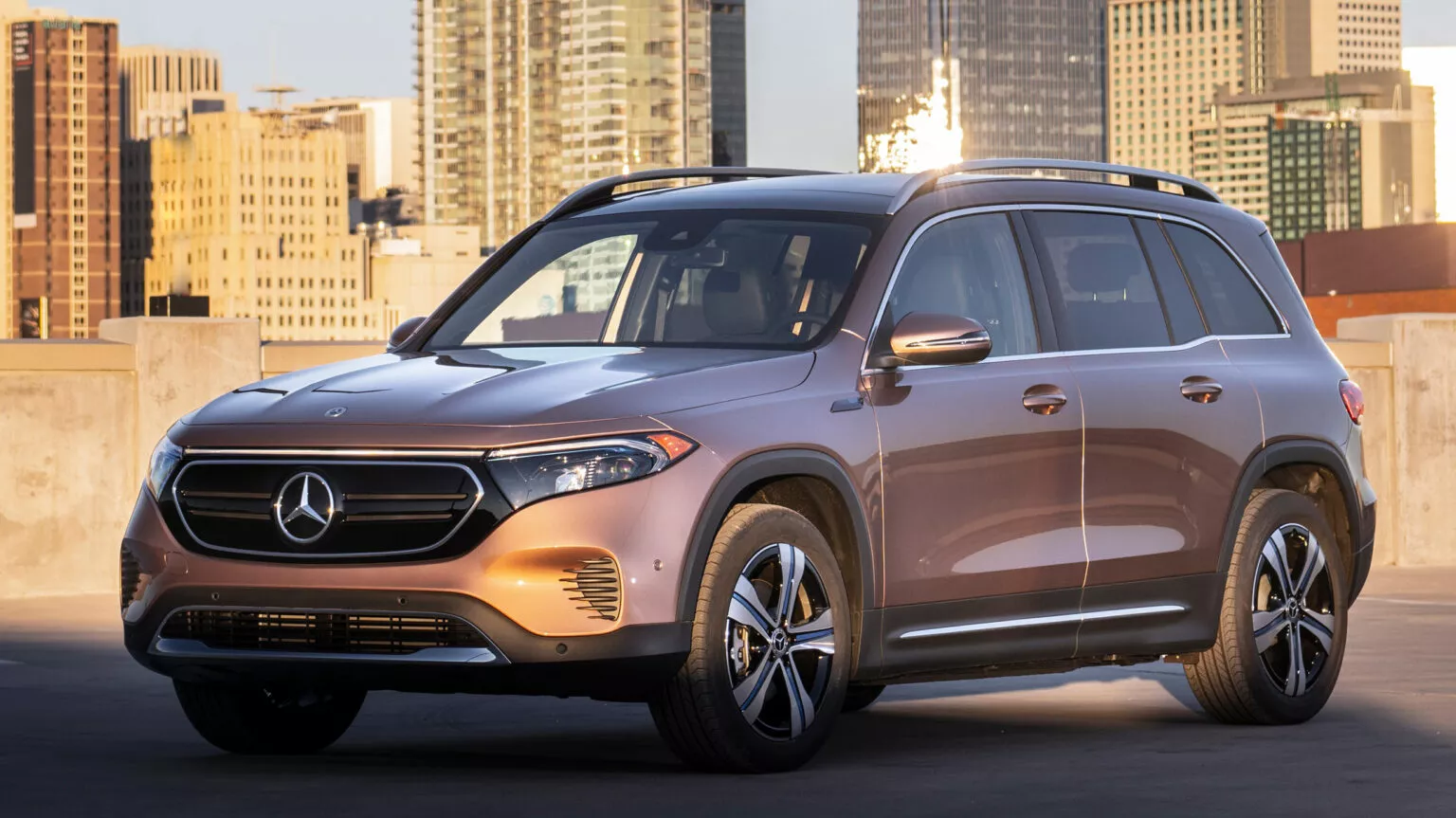 Mercedes-Benz เตือนเจ้าของรถไฟฟ้า EQB ห้ามชาร์จเกิน 80% หลังพบความเสี่ยงแบตเตอรี่ลัดวงจรอาจเกิดไฟไหม้