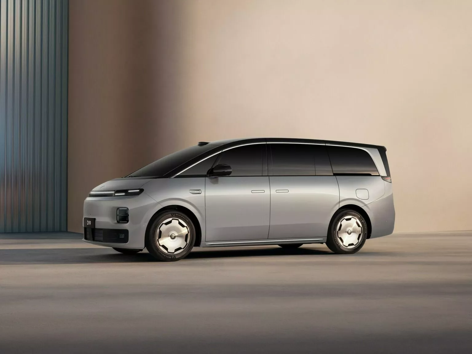 พันธมิตรจีนของ Stellantis เปิดตัวมินิแวนไฟฟ้ารุ่นใหม่ Leapmotor D99 ล้ำสมัย