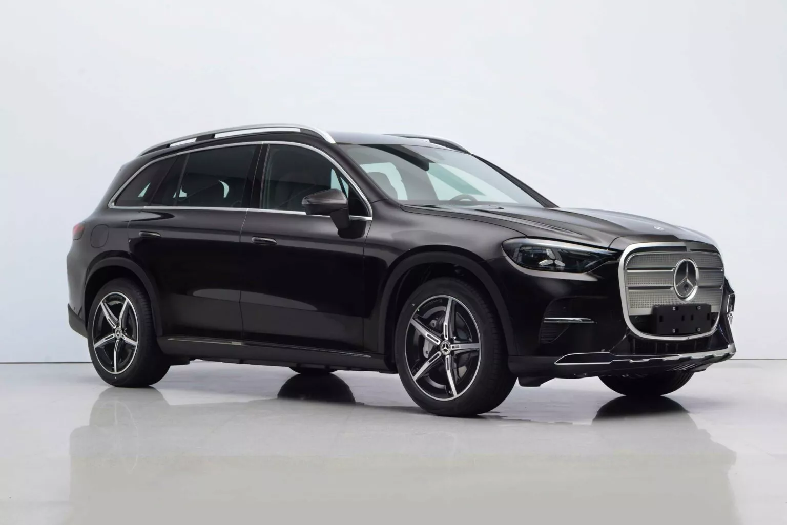 Mercedes-Benz เพิ่มความพิเศษให้ GLC เวอร์ชันจีน ฐานล้อยาวขึ้น นั่งหลังสบายกว่า พร้อมขุมพลังไฟฟ้าคู่