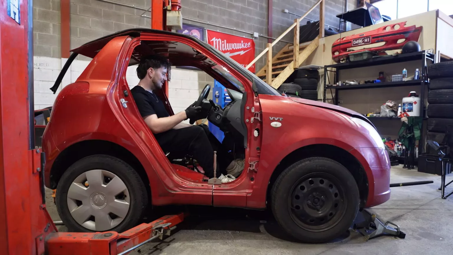 Suzuki Swift ถูกตัดครึ่งแปลงร่างเป็นรถจิ๋วสไตล์ของเล่น Little Tikes พร้อมพ่นไฟสุดโหด