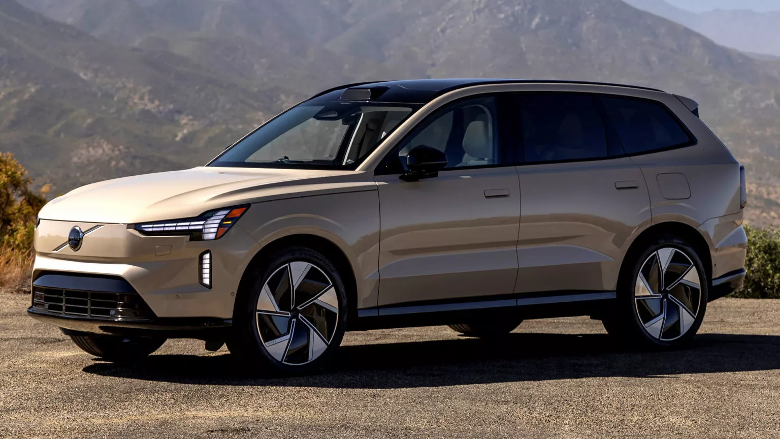 Volvo เผชิญวันซื้อขายหุ้นเลวร้ายที่สุด แม้ยอดขายรถยนต์ไฟฟ้าเพิ่มขึ้น เตรียมฟื้นตัวด้วย EX60 และ EX70