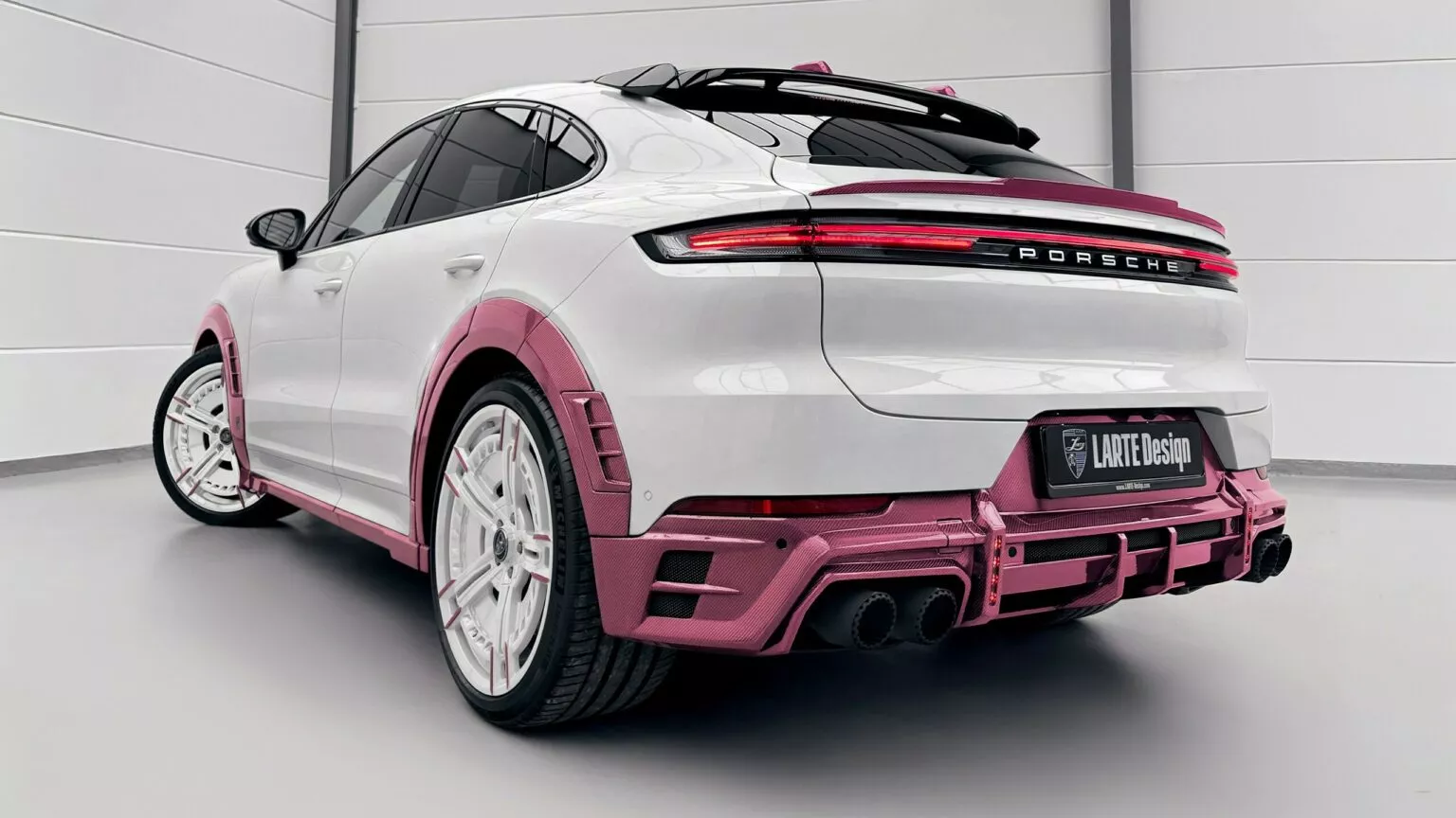 Larte Design ปลุก Porsche Cayenne ให้ชมพูสะดุดตา