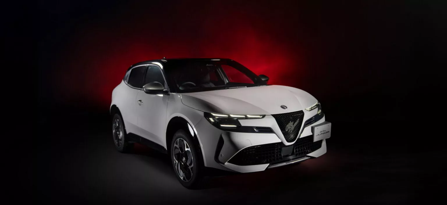 Alfa Romeo ปรับดีไซน์ป้ายทะเบียนกลางคันในยุโรป แต่บางประเทศยังคงเอกลักษณ์แบบเยื้องข้าง