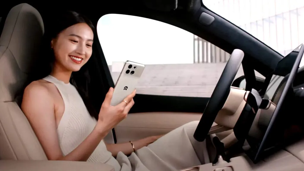 เทรนด์อันตรายบนถนนยุคใหม่ คนขับไม่ใช่แค่เล่นมือถือ แต่ถึงขั้นดูคลิปและไลฟ์สดขณะขับรถ