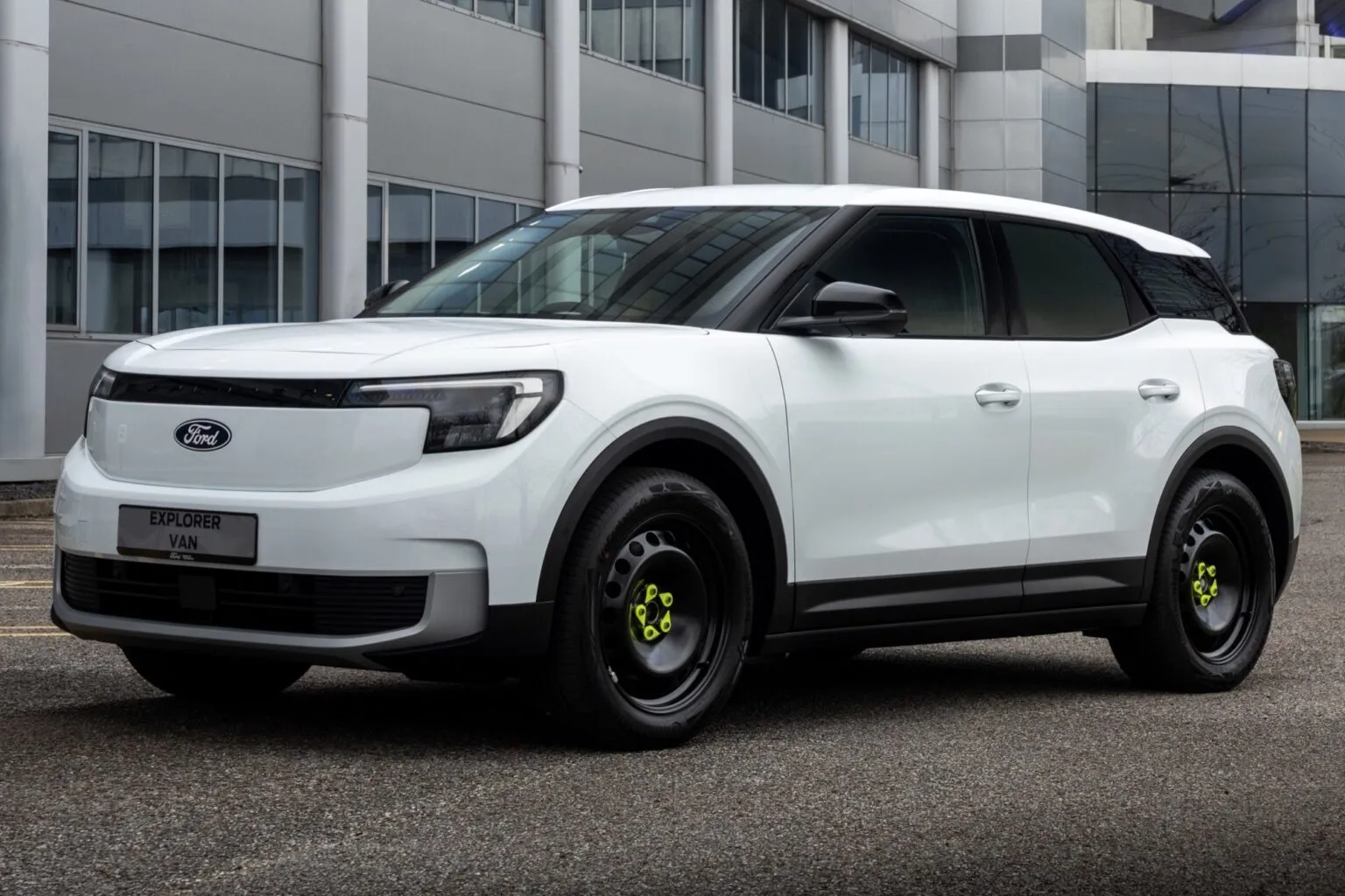 Ford พลิก Explorer EV เป็น “รถตู้ไฟฟ้า” เจาะตลาดธุรกิจ เน้นบรรทุกล้วน