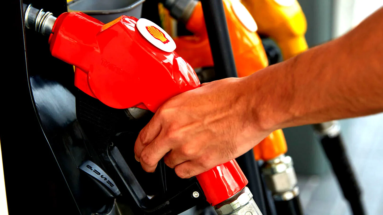 น้ำมันสหรัฐฯ พุ่งสูงสุดในรอบ 4 ปี แตะ 4.18 ดอลลาร์/แกลลอน ดีเซลทะลุ 5 ดอลลาร์