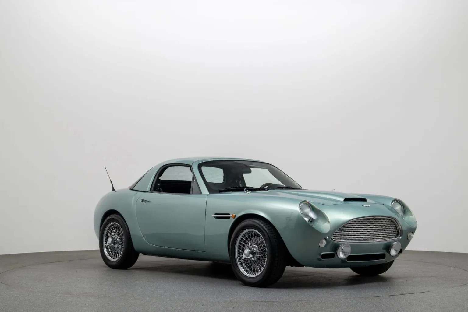 Mazda MX-5 แปลงโฉม Aston Martin สุดเนียน ฝีมือสำนักแต่งอิตาลี หล่อหรูจนแทบจำไม่ได้ว่าเป็น Miata
