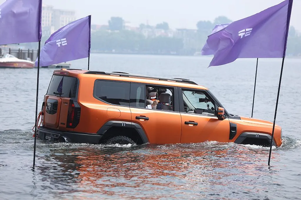 Jetour G700 “ลอยน้ำได้” โชว์ข้ามทะเลสาบจริง SUV 892 แรงม้า ที่ไม่ได้ลุยแค่บนบก