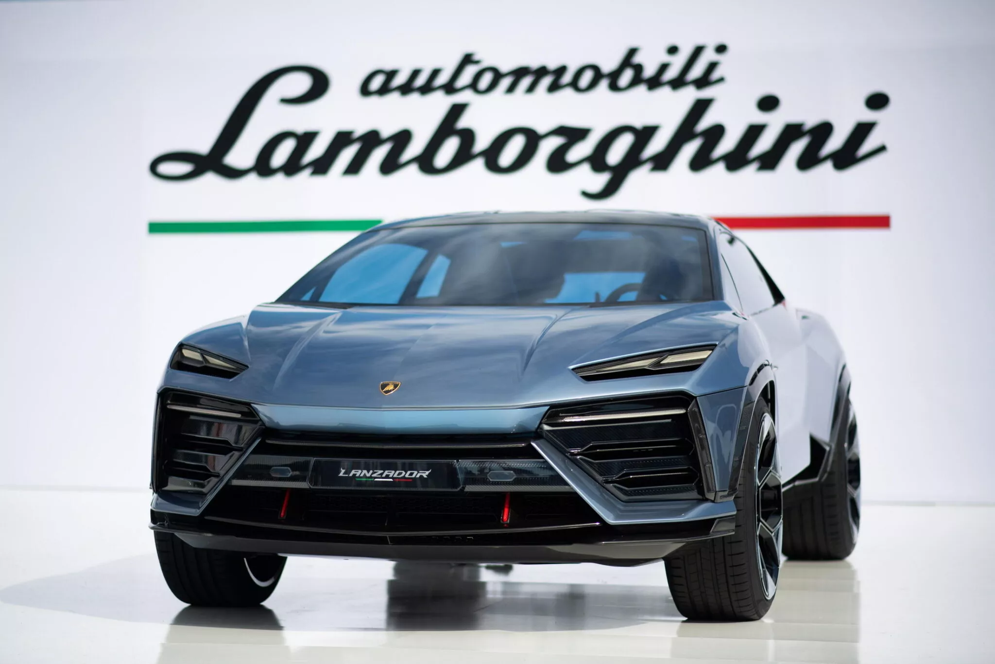Lamborghini ประกาศเลื่อนเปิดตัวรถไฟฟ้า 100% แบบไม่มีกำหนด ชี้เศรษฐีไม่อิน ขอยืนหยัดกับไฮบริด