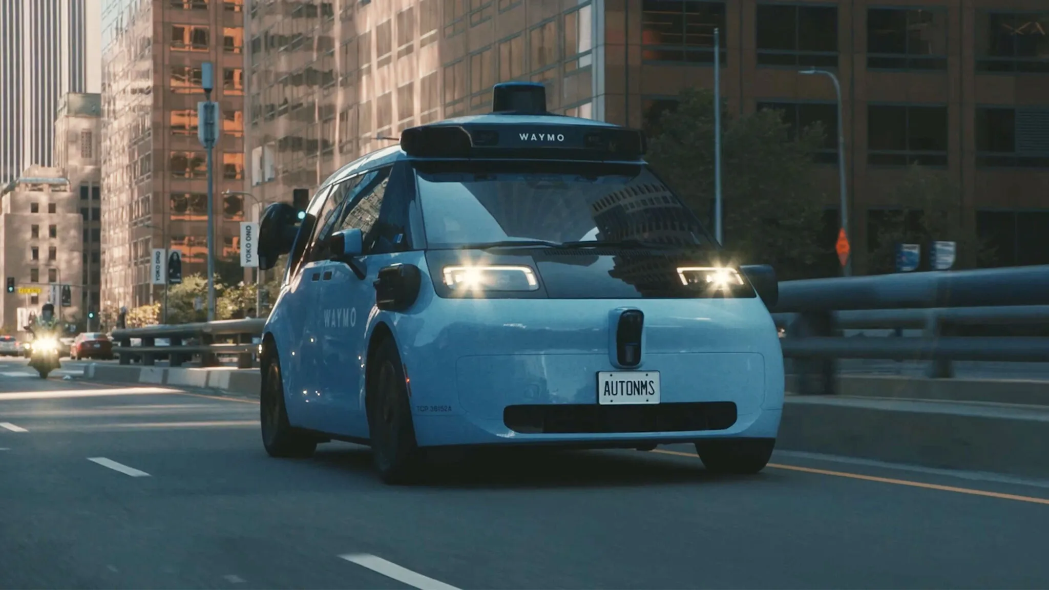 Waymo อัปเกรด Robotaxi รุ่นใหม่ ติดตั้ง AI Gemini คุยตอบโต้และสั่งงานได้ตลอดการเดินทาง