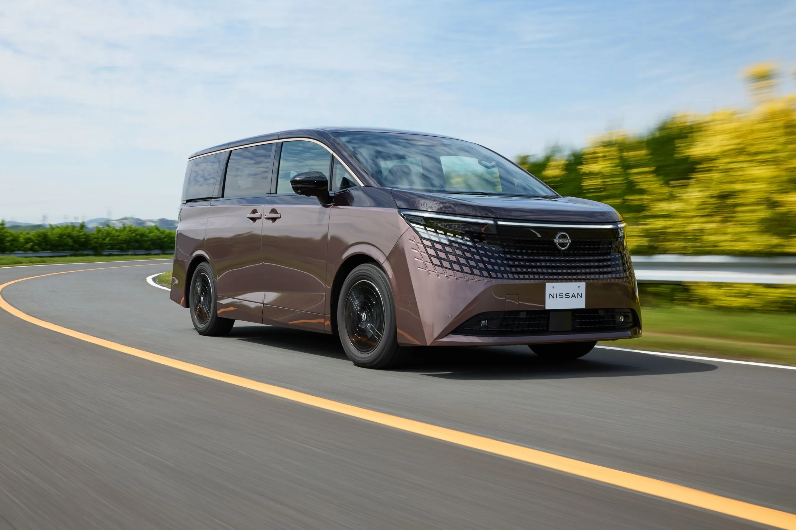 Nissan Elgrand ยกระดับความเงียบด้วยเทคโนโลยีตัดเสียงรบกวนขั้นสูงจาก Panasonic