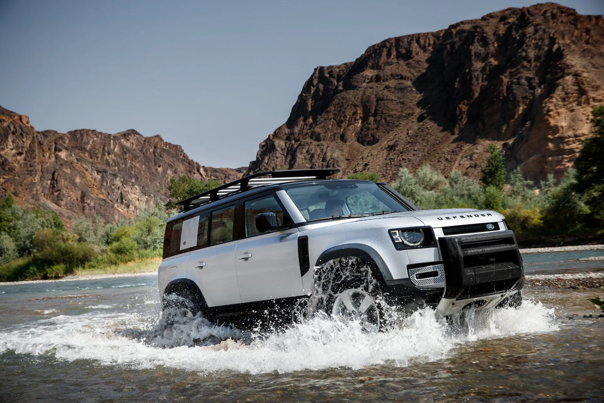 Land Rover เลื่อนเปิดตัว Defender EV รุ่นใหม่ไปทศวรรษหน้า หลังรุ่นเครื่องยนต์สันดาปรอบปัจจุบันยังขายดีจนผลิตไม่ทัน
