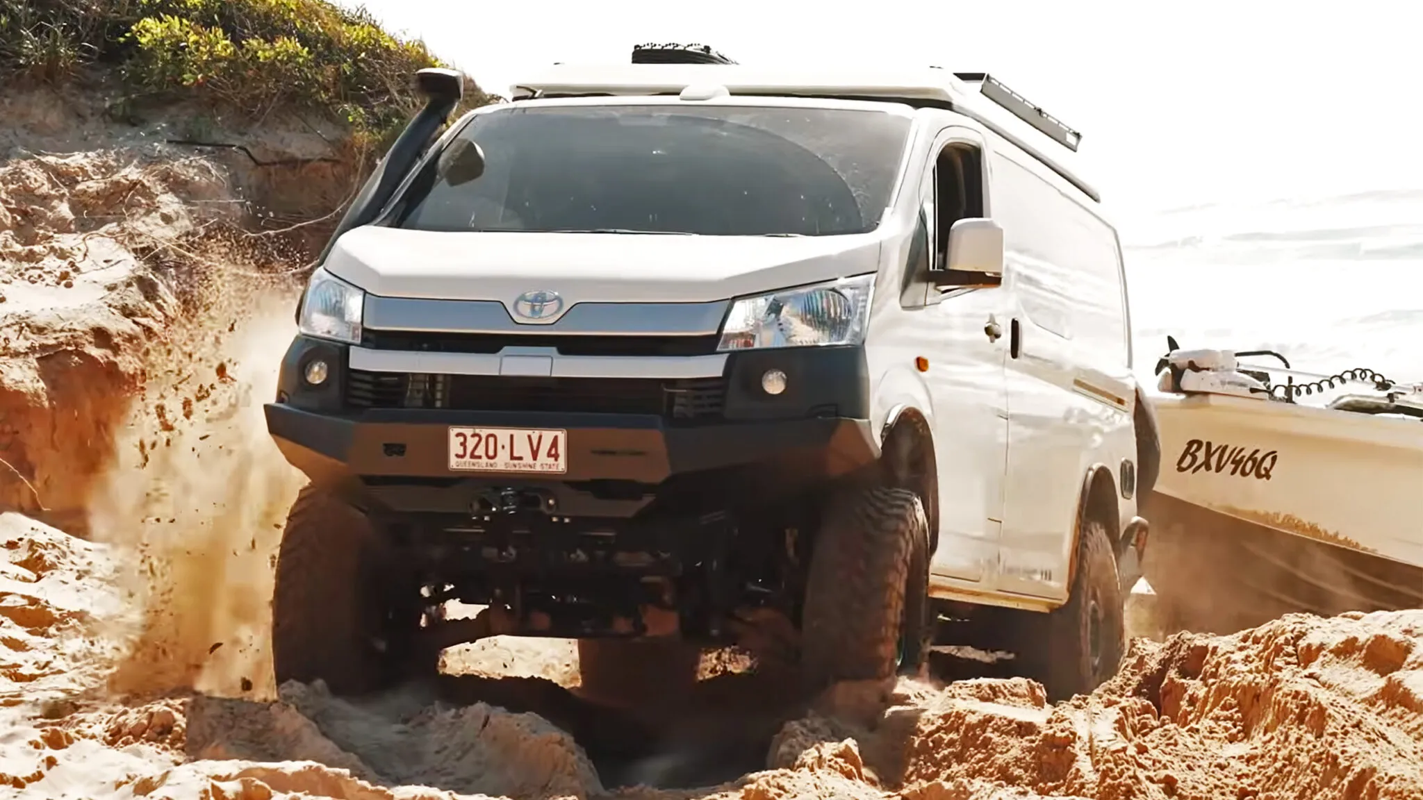 เปลี่ยนรถตู้เป็นอสูรกายสายลุย Headspace Campers ดัดแปลง Toyota HiAce 4x4 ยกสูงลุยได้ดีกว่า Land Cruiser