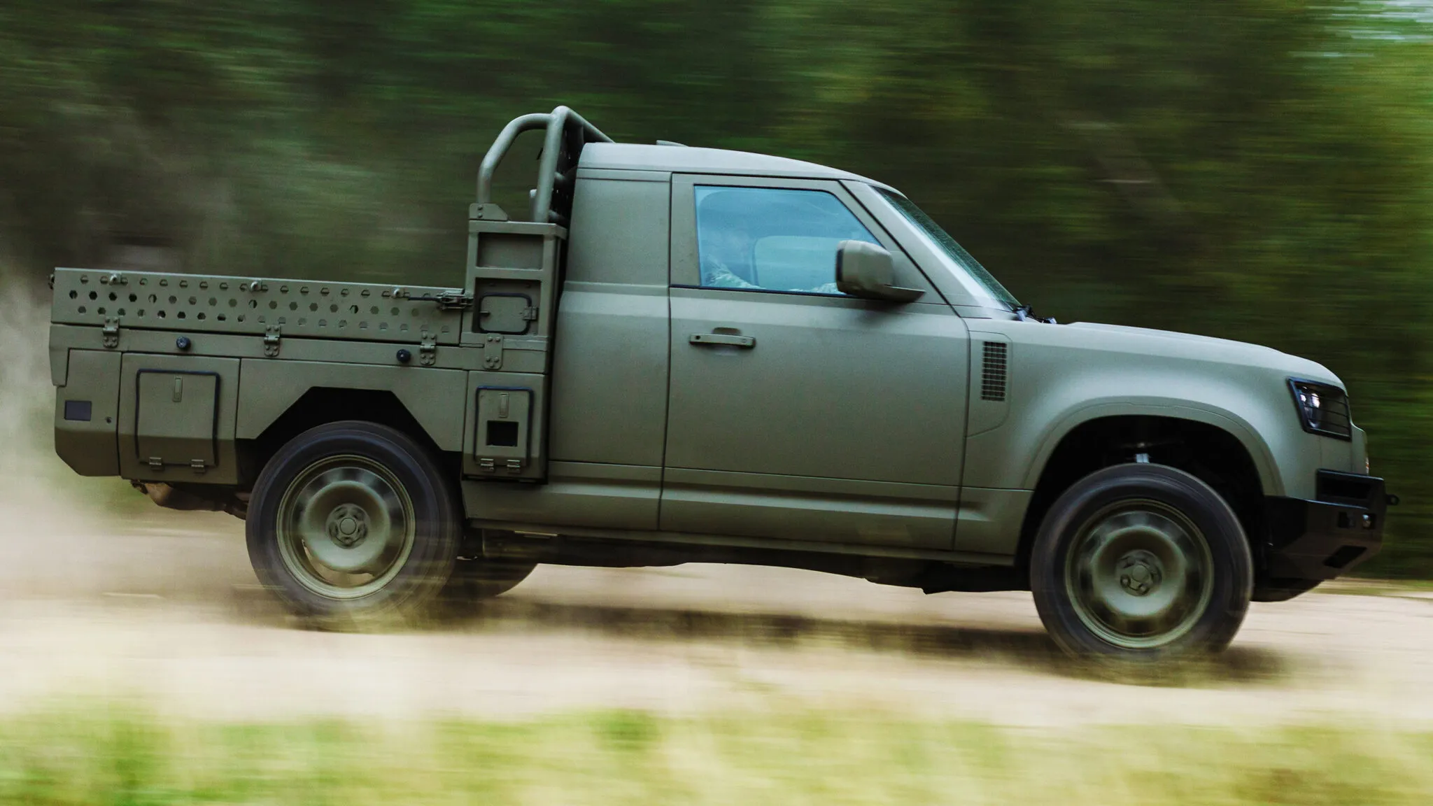 การกลับมาของตำนานสายลุย JLR เปิดตัว Land Rover Defender เวอร์ชันกระบะทหาร ลุยสัญญาจัดซื้อกองทัพอังกฤษและ NATO