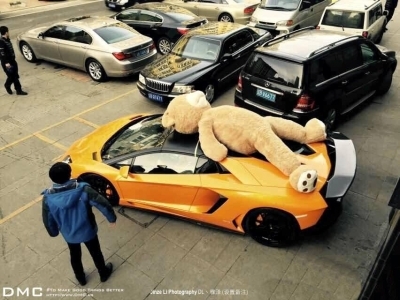 แฟนใครโคตรน่ารัก จัดหมียักษ์หิ้วขึ้น Lamborghini